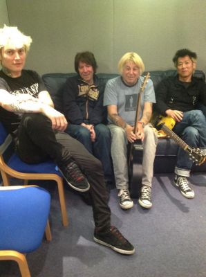 Picture by Yuko of the Subs in the studio for the recording of XXIV - click to enlarge